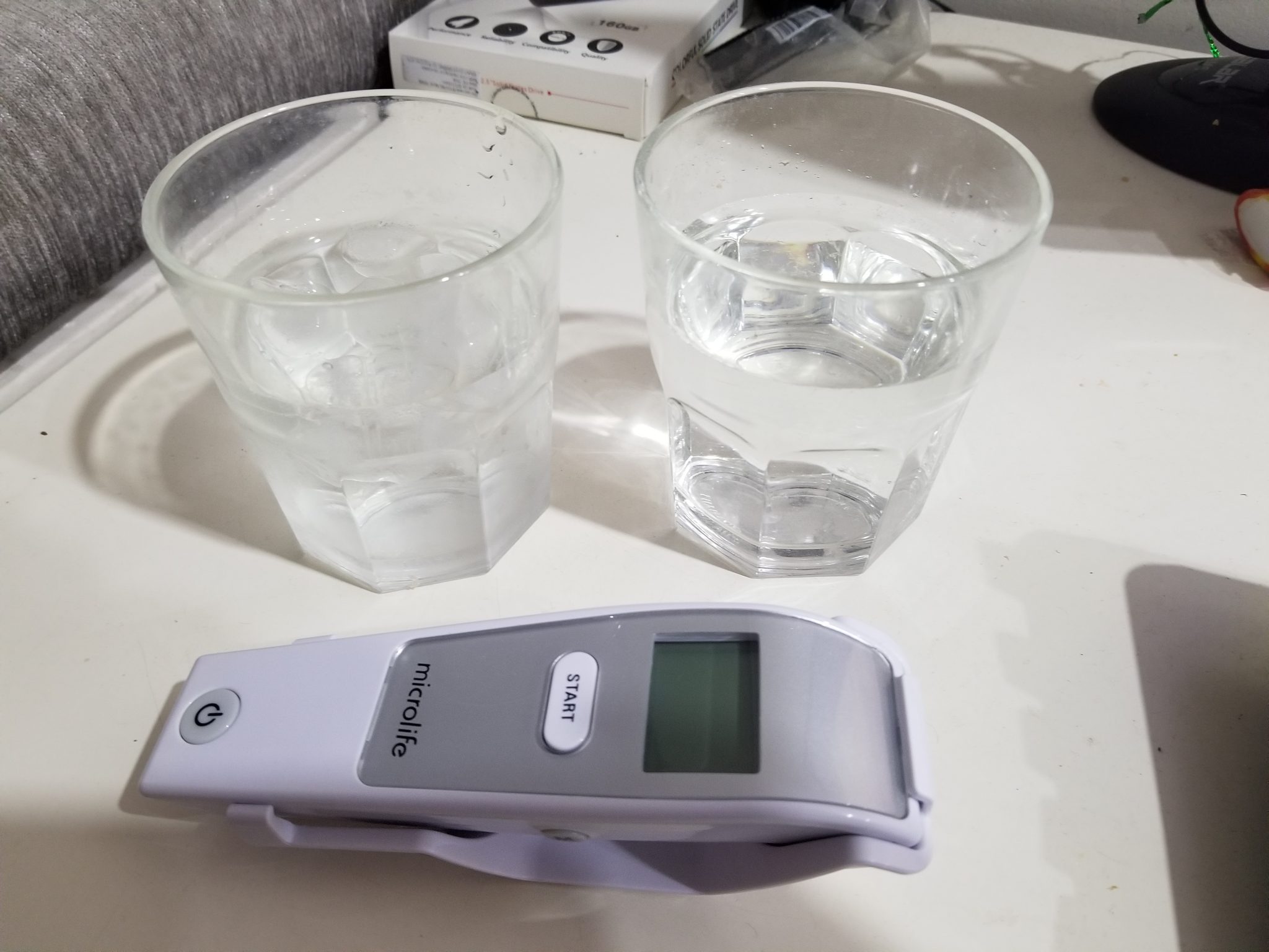 Đo thử nhiệt độ nước đá và nước thường